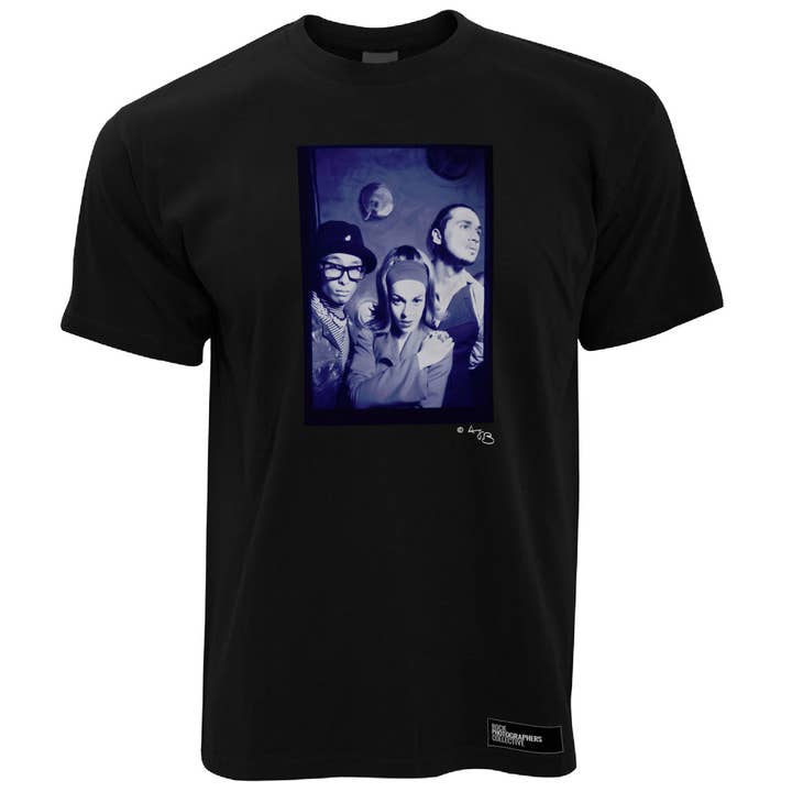 Camiseta para hombre Dee-Lite (1). Tono azul. para venta al por mayor de Rock Photographers Collective