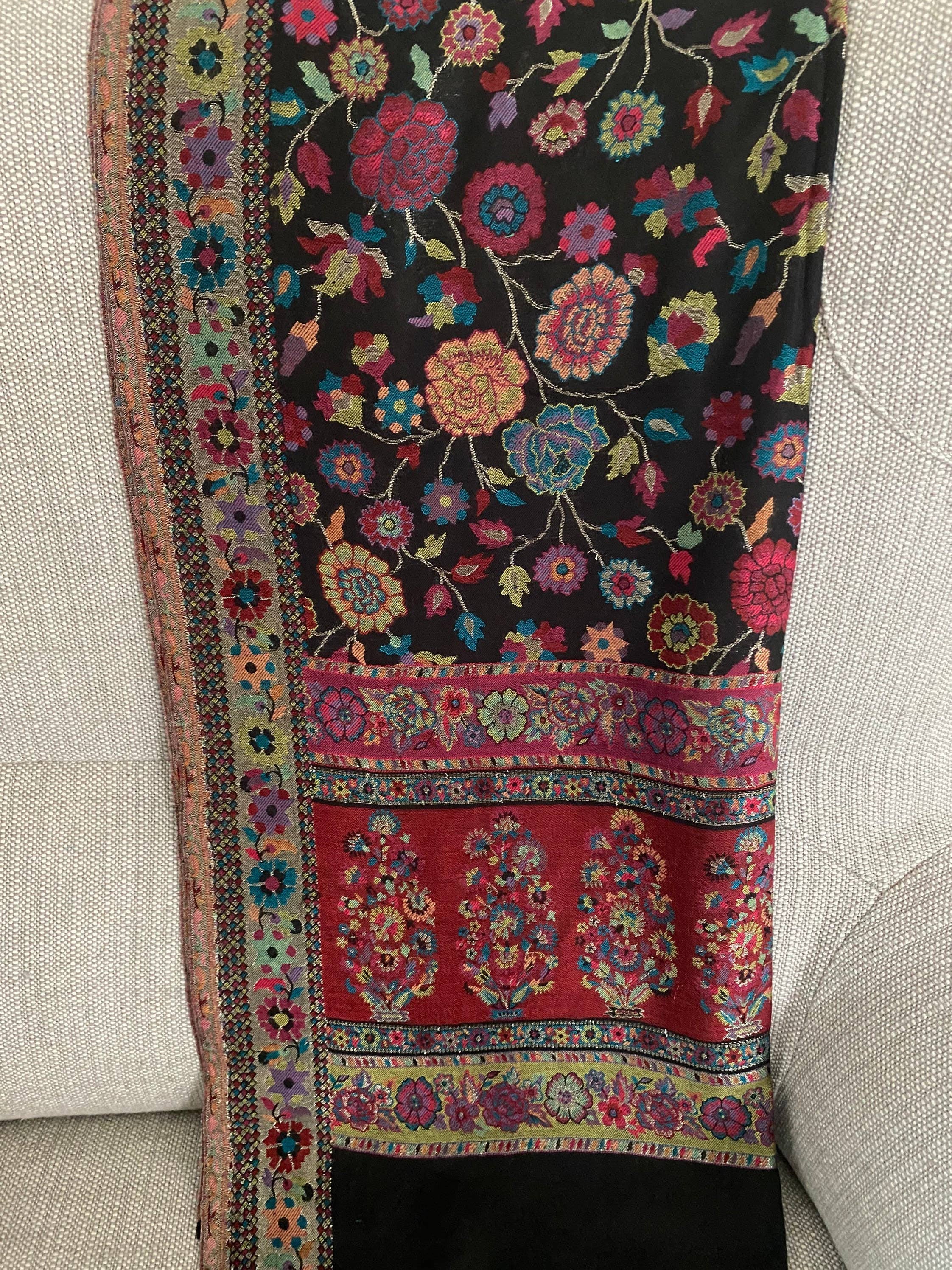 AmicaStyleStudio - Wholesale Scarf - Women's - Black Handmade warm /soft /light Weight multicoloured Kanni1