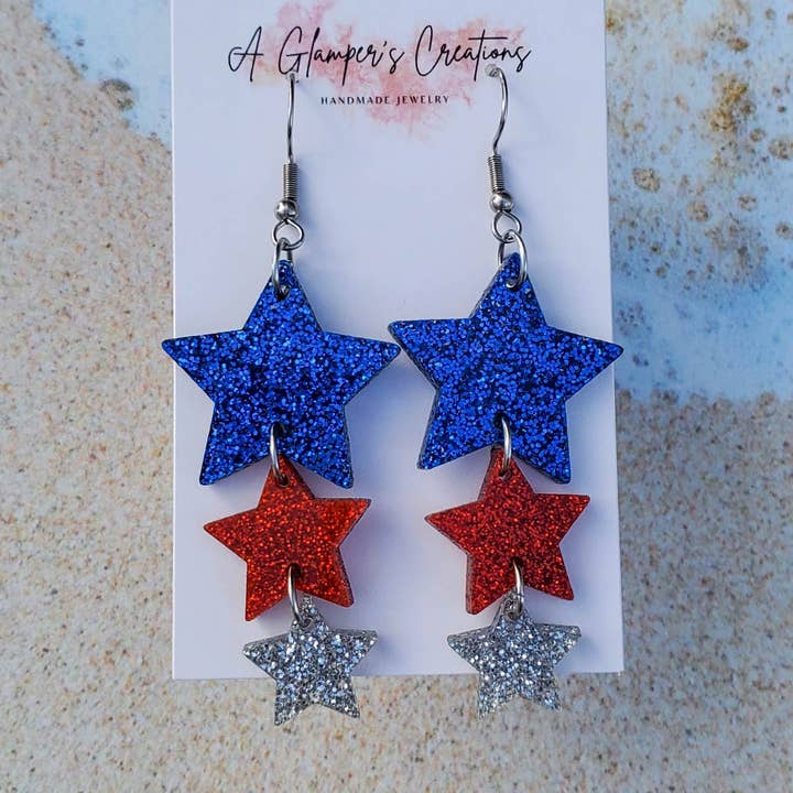 Orecchini pendenti in acrilico con stelle glitterate, blu, rosso, argento per la vendita all'ingrosso da parte di A Glamper's Creations LLC