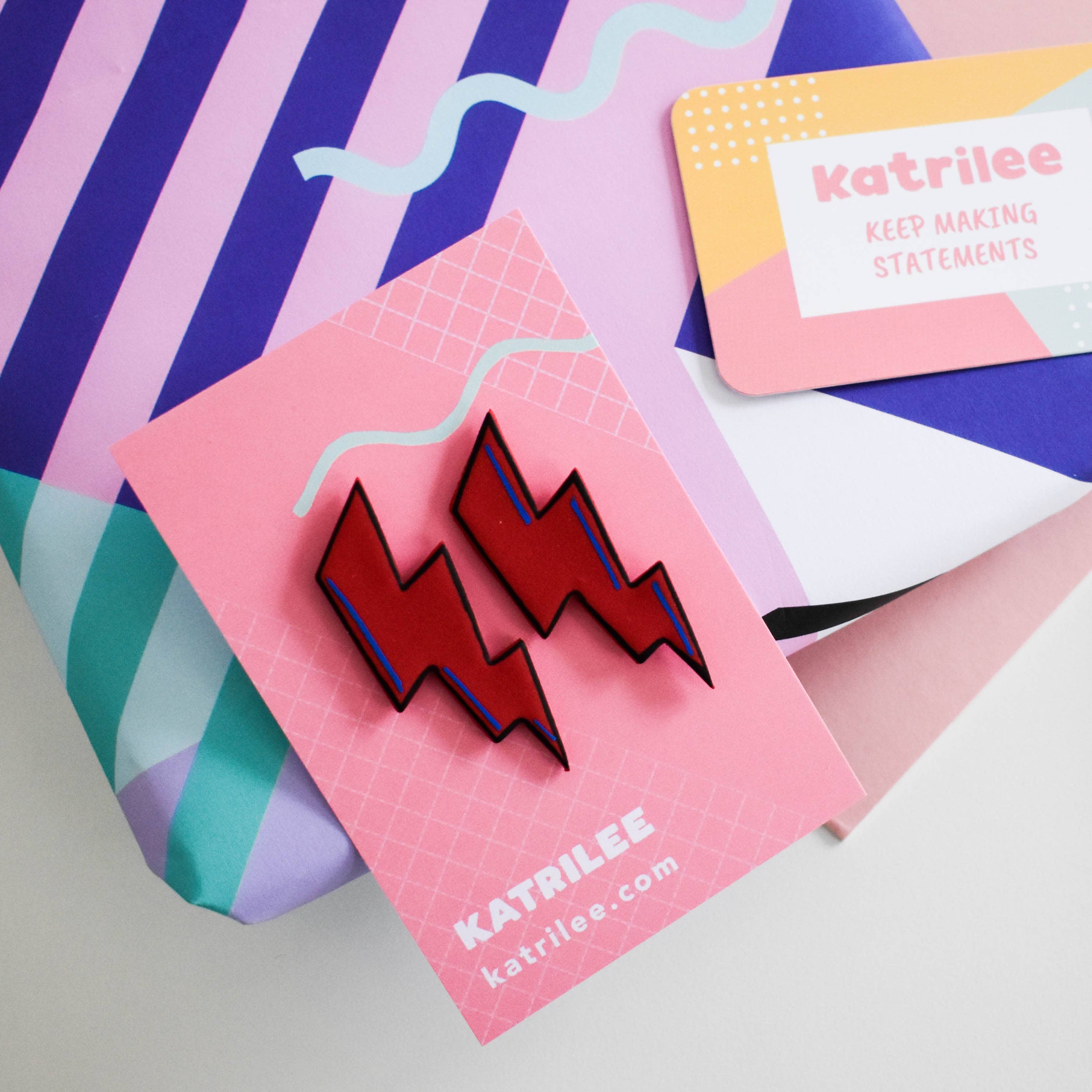 Katrilee - Venta al por mayor Pendientes de botón/aretes de poste - Pendientes de tuerca de arcilla polimérica con diseño de rayo rojo de David Bowie2