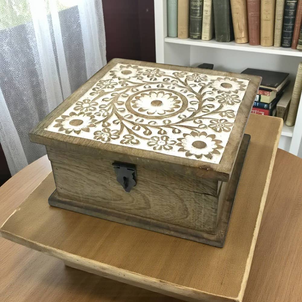 Wilco Home – wholesale Prydnadslåda – Fall Snidad Trä "Blomsterträdgård" Gångjärnsförsedd Låda