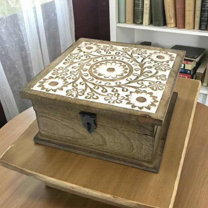 Wilco Home – wholesale Prydnadslåda – Fall Snidad Trä "Blomsterträdgård" Gångjärnsförsedd Låda0