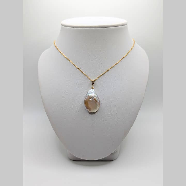 Collier de Perles Blanches Baroques - Plaqué Or pour la vente par AA Designs Jewelry