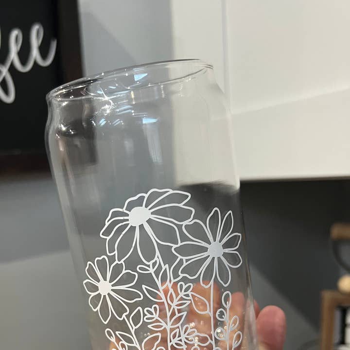 Fleurs sauvages | Canette en verre à fleurs | Pochette florale | Marguerite pour la vente par Boho Sips