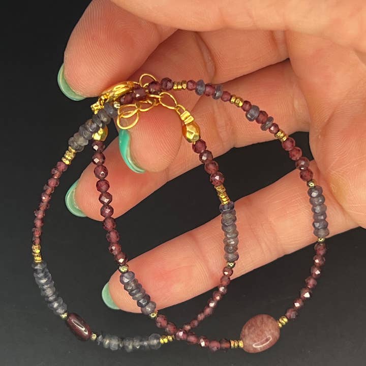 Dubbele armband van Garnet en Lolite voor wholesale door Téha Créations