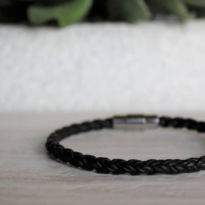 Bracelet en cuir noir pour la vente par Woven Stone Co.