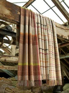 Bronte Moon – wholesale Prydnadsfilt – Bronte Moon: Filtar i samtida rut- och prickmönster med flera band6