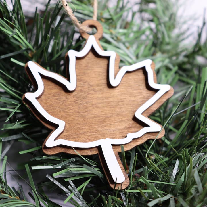 Ornamento natalizio in legno stratificato con foglie d'acero per la vendita all'ingrosso da parte di The Trendy Traveler