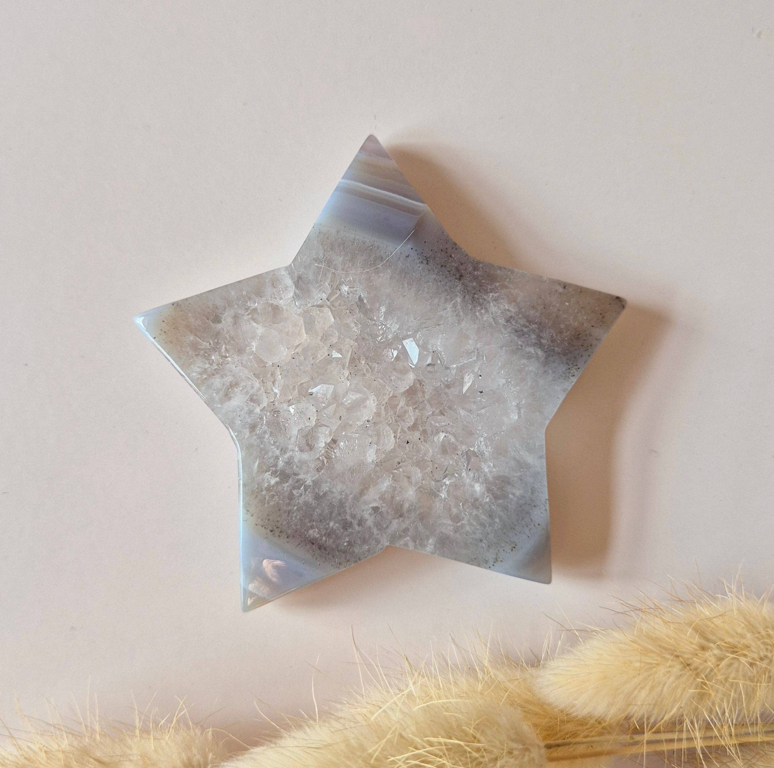 Moonlight Gemstones - Vente Pierre et cristal de spiritualité - Étoile en agate grise druzy 6-7 cm | Sculpture en cristal pleine de lumière et de calme2