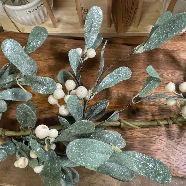 Vintage Market & Co – wholesale Decorative tabletop object – WHOLESALE White Berry Mistletoe Garland 4'1