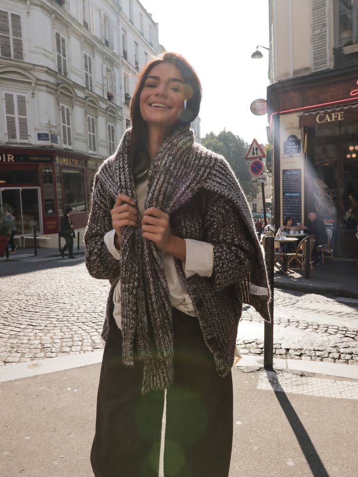 The Corner - Wholesale Poncho - Women's - Châle en laine Moka2