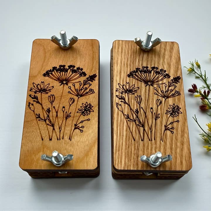 Bloemenpers Set | Complete Houten Bloemenpers Set voor wholesale door The Savvy Spade