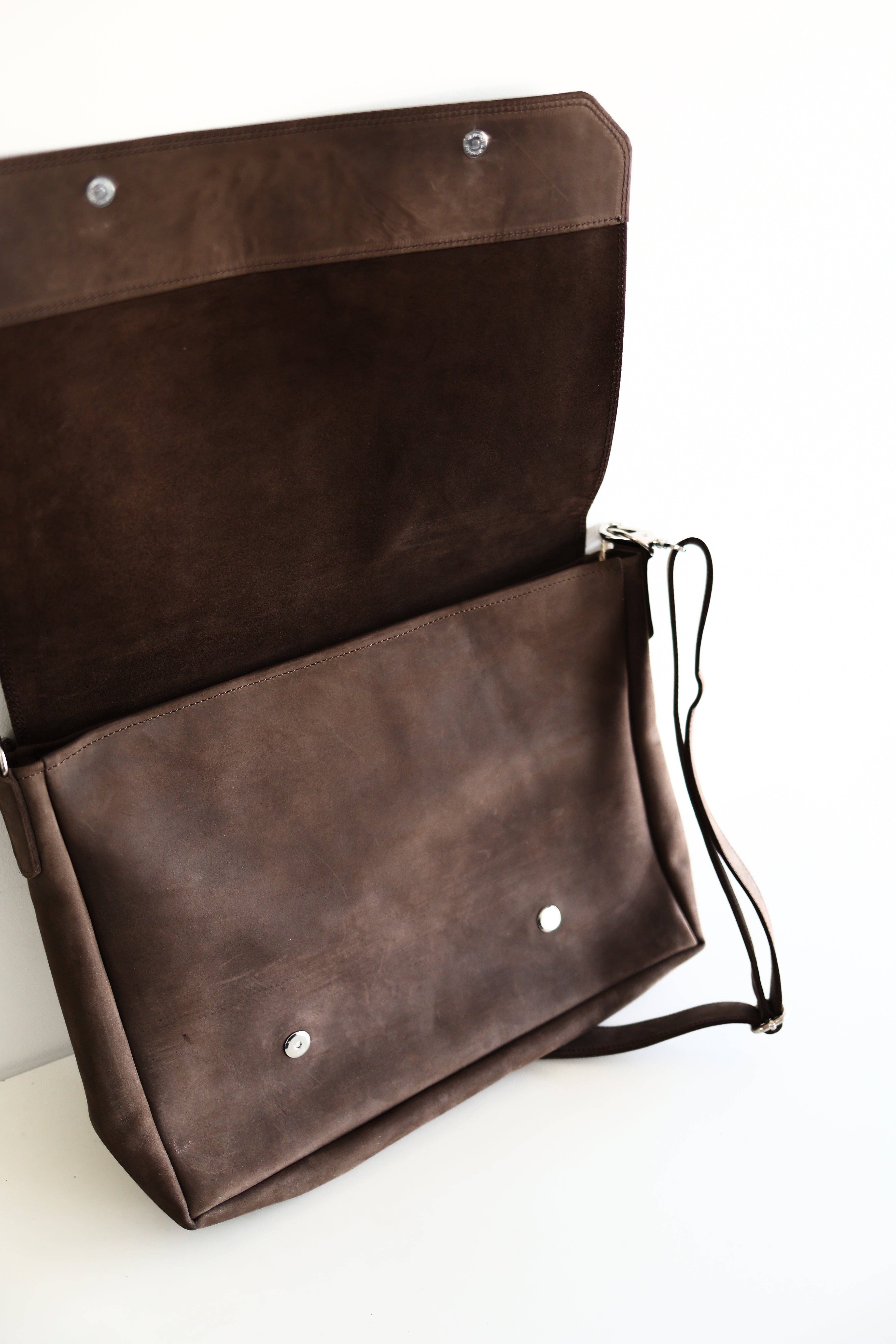 Kilele Gear  |  Rugged Leather Goods – wholesale Kurirväska – Unisex – "Wayne" Messenger-väska - Herrläder Laptopväska Western Leather8