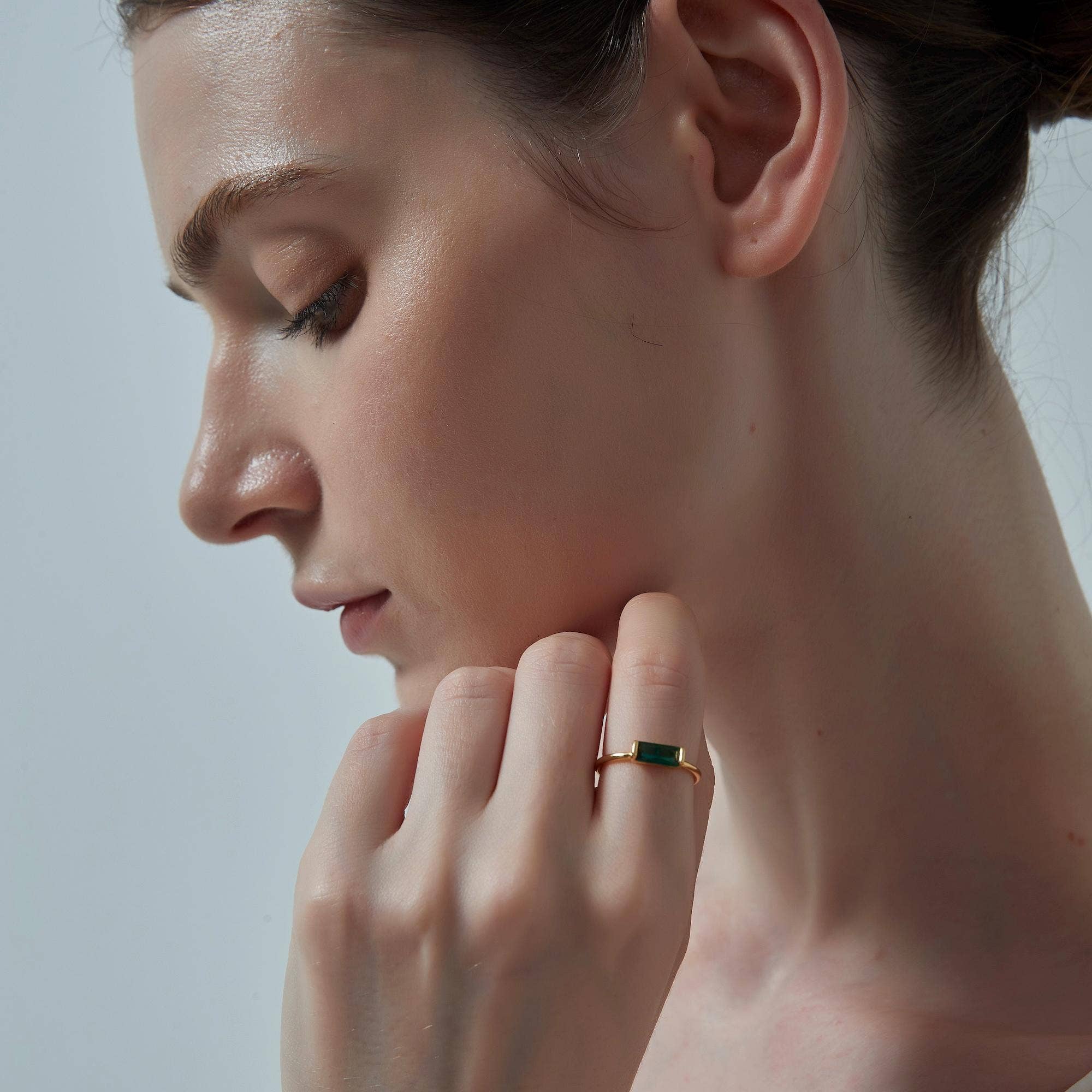 Perimade & Co. LLC – wholesale Solitairering – Födelsestenring med baguetteslipning i 925 sterling silver1