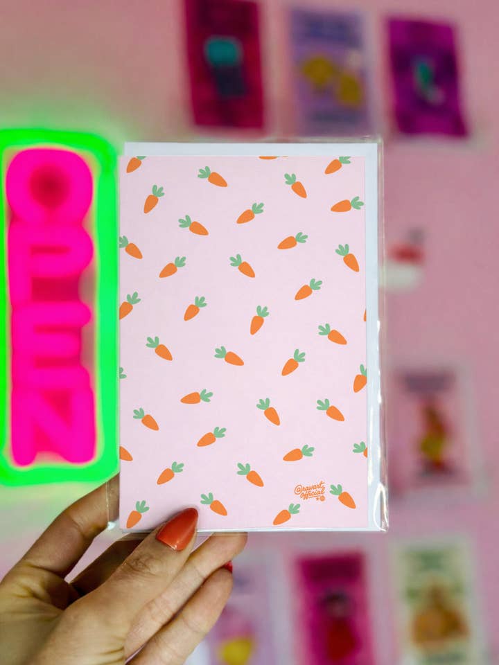 Carte de Pâques Carotte : Motif Printanier, Design de Carotte Lapin Pastel pour la vente par Hot Mess Paper Co.