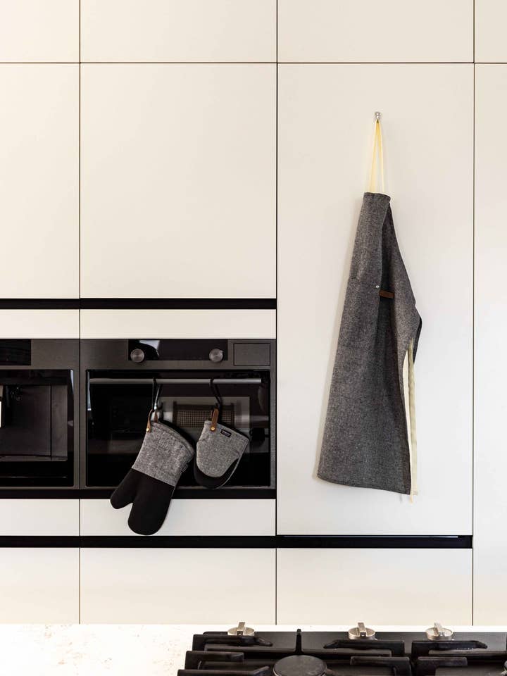 Apron SHERLOCK FISHBONE - 68x85 cm, black
for wholesale by Tiseco