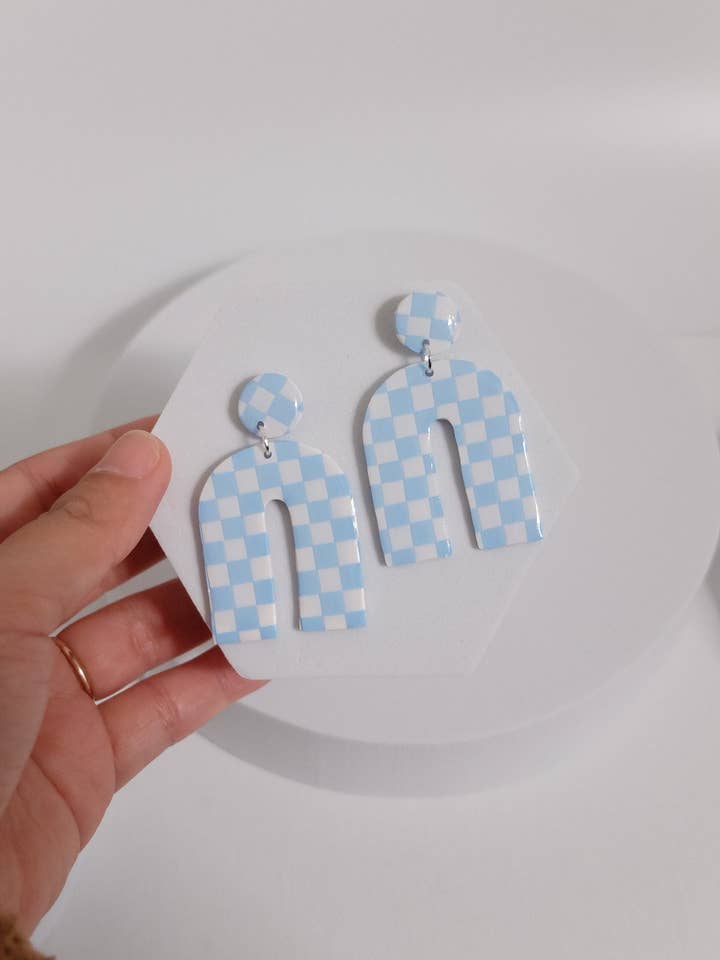 Lindos pendientes a cuadros arqueados azules y blancos para venta al por mayor de Muni Muni