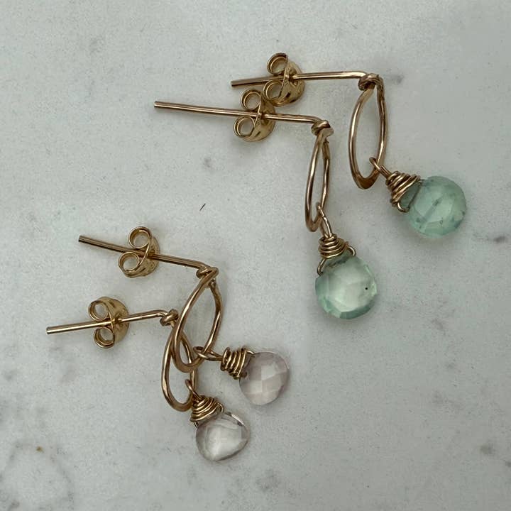 Örhängen med ringar av guldpläterad hamrad metall och hängande ädelstenar för wholesale av Plumage Jewelry