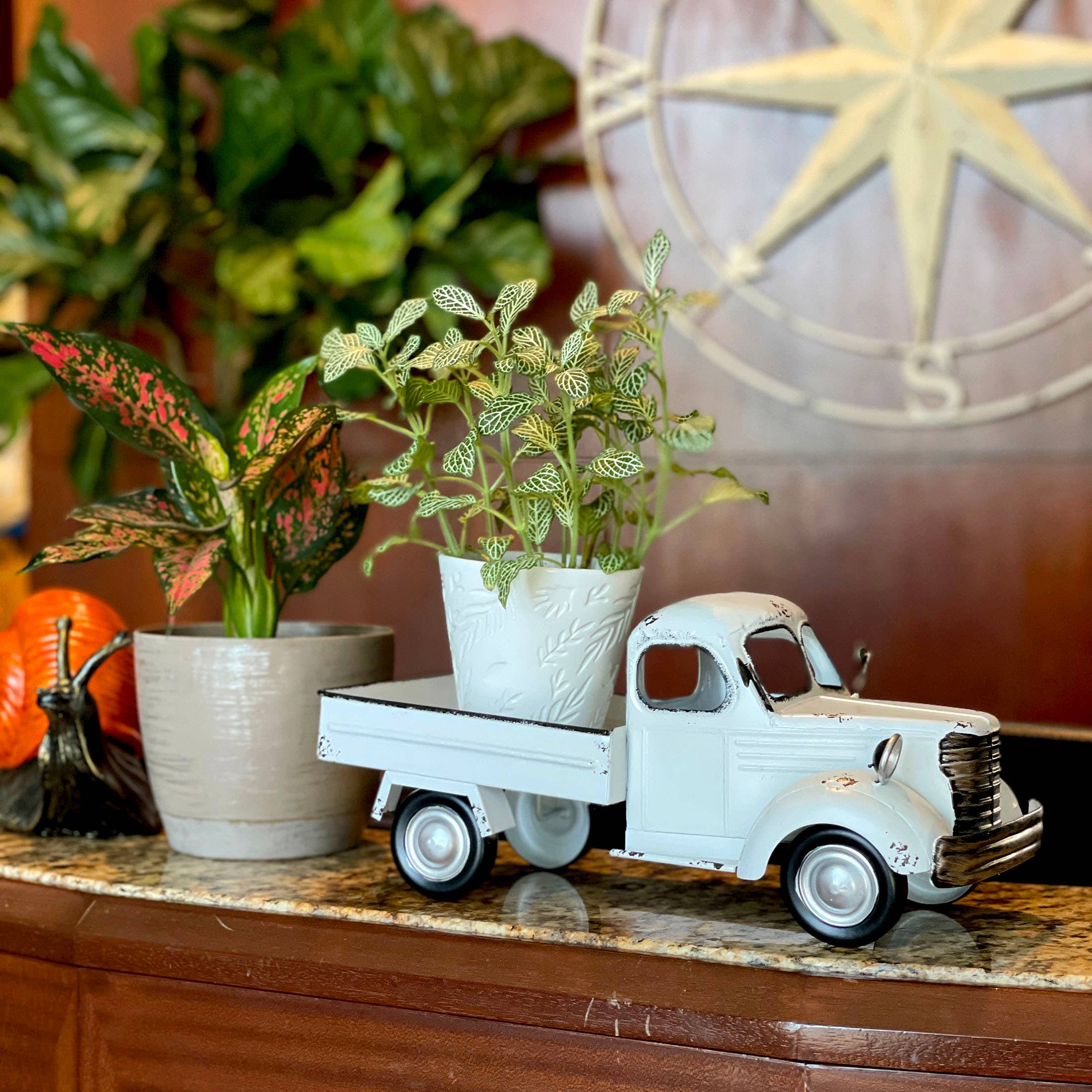 Zeckos - Vente Pot - Décoration de camionnette en métal blanc vieilli avec jardinière de 14 pouces2