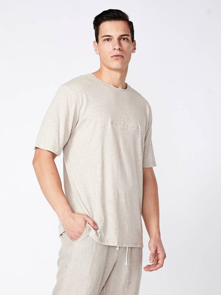 T-shirt pour homme en coton et chanvre naturel pour la vente par Merlino Street