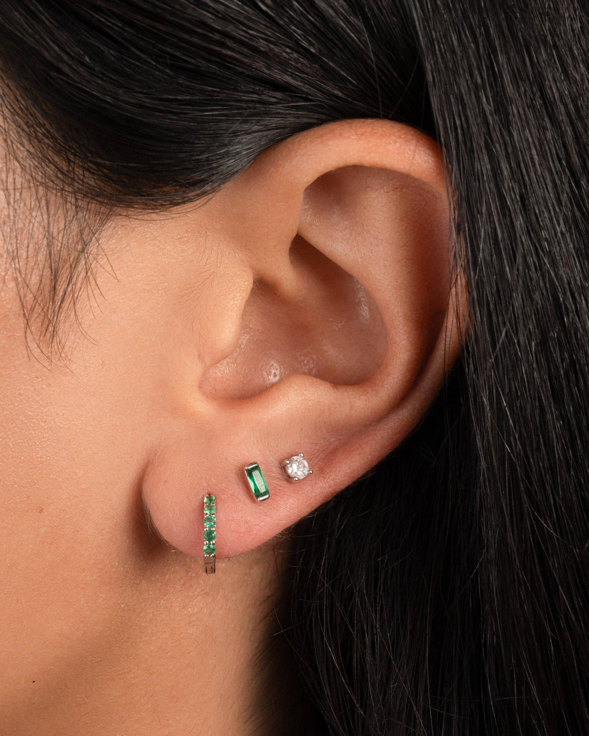 Sami Jewels – Großhandel Huggie-Ohrring – Smaragd CZ Huggies3