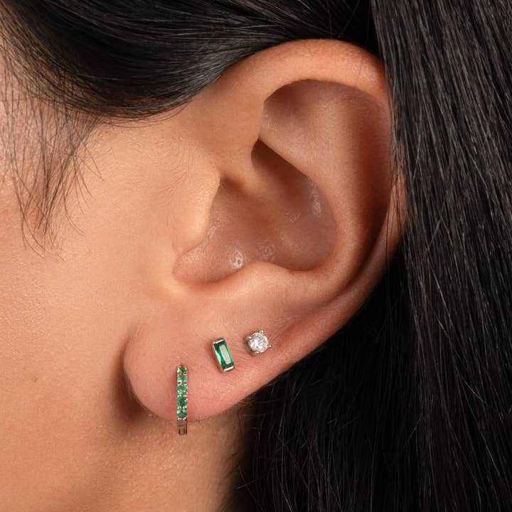 Sami Jewels – Großhandel Huggie-Ohrring – Smaragd CZ Huggies3