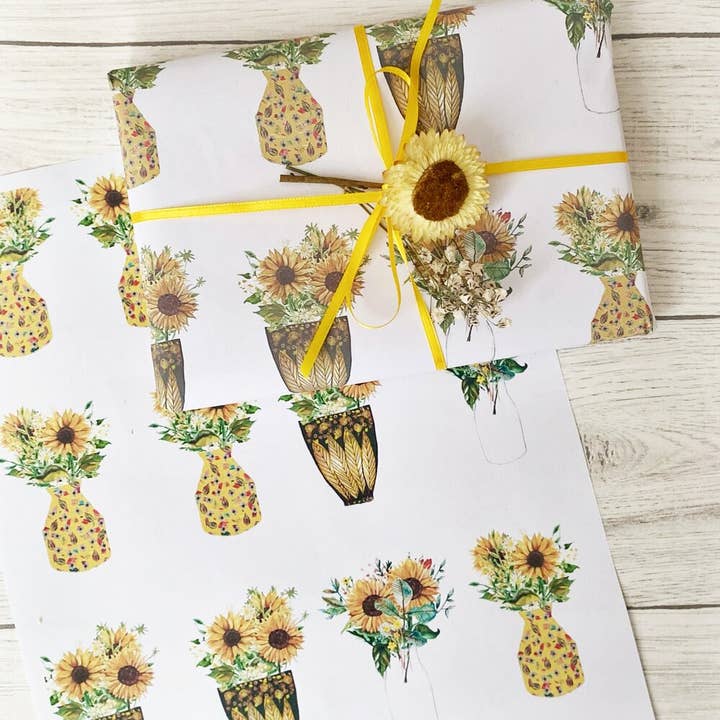 Papier d'emballage cadeau tournesols dans des vases pour la vente par Angela Savage Illustration