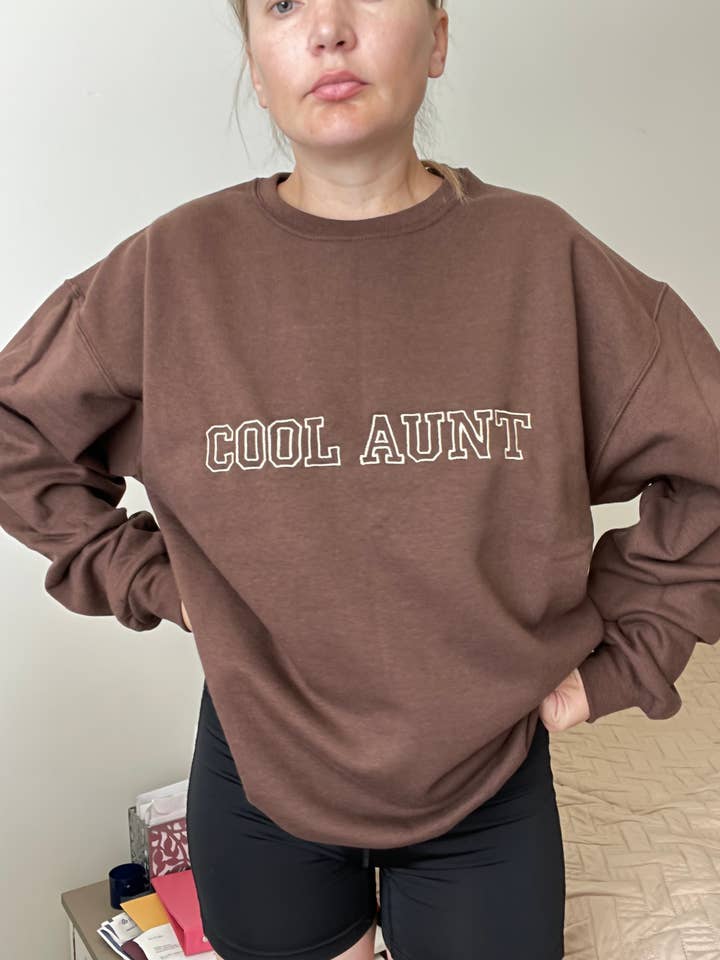 Buleana Boutique and Textiles LLC – wholesale Sweatshirt - Dam – Cool moster broderade crewneck tröjor unisex2