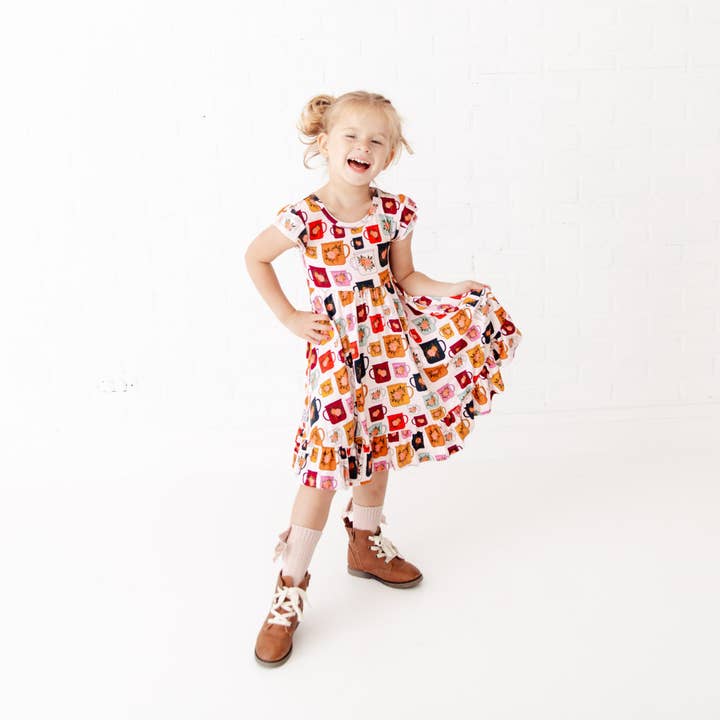 Robe à volants en bambou avec motif café et fleurs pour la vente par Dreamiere