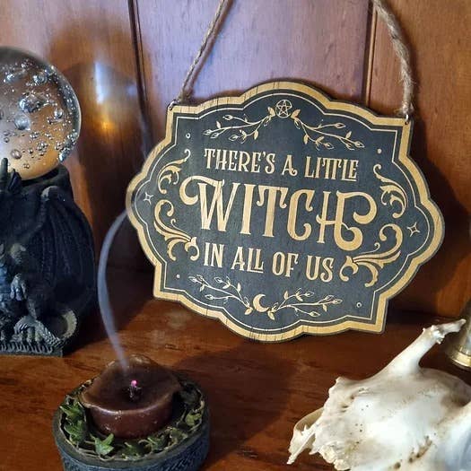 Yiska Designs – Engroshandel Skilt – Der er en lille heks i os alle skilt2