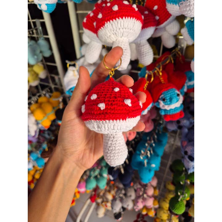 Llavero de Hongo de Ganchillo – ¡Magia Inspirada en los Pitufos! para venta al por mayor de despinacrafting