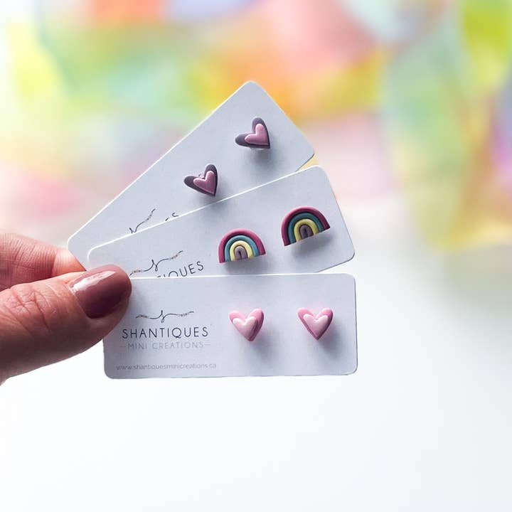 Boucles d'oreilles - Arc-en-ciel et cœurs en pâte polymère pour la vente par Shantiques Mini Creations