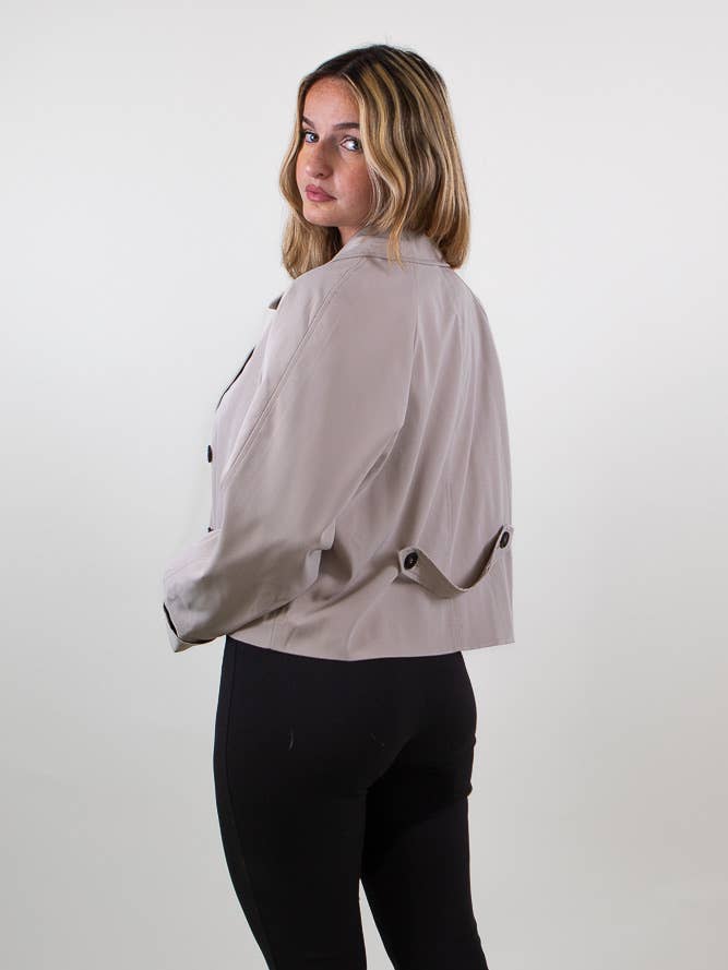 KZELL PARIS - Wholesale Trenchcoat - Dames - Korte trenchcoat met knopen en reverskraag (8681)1