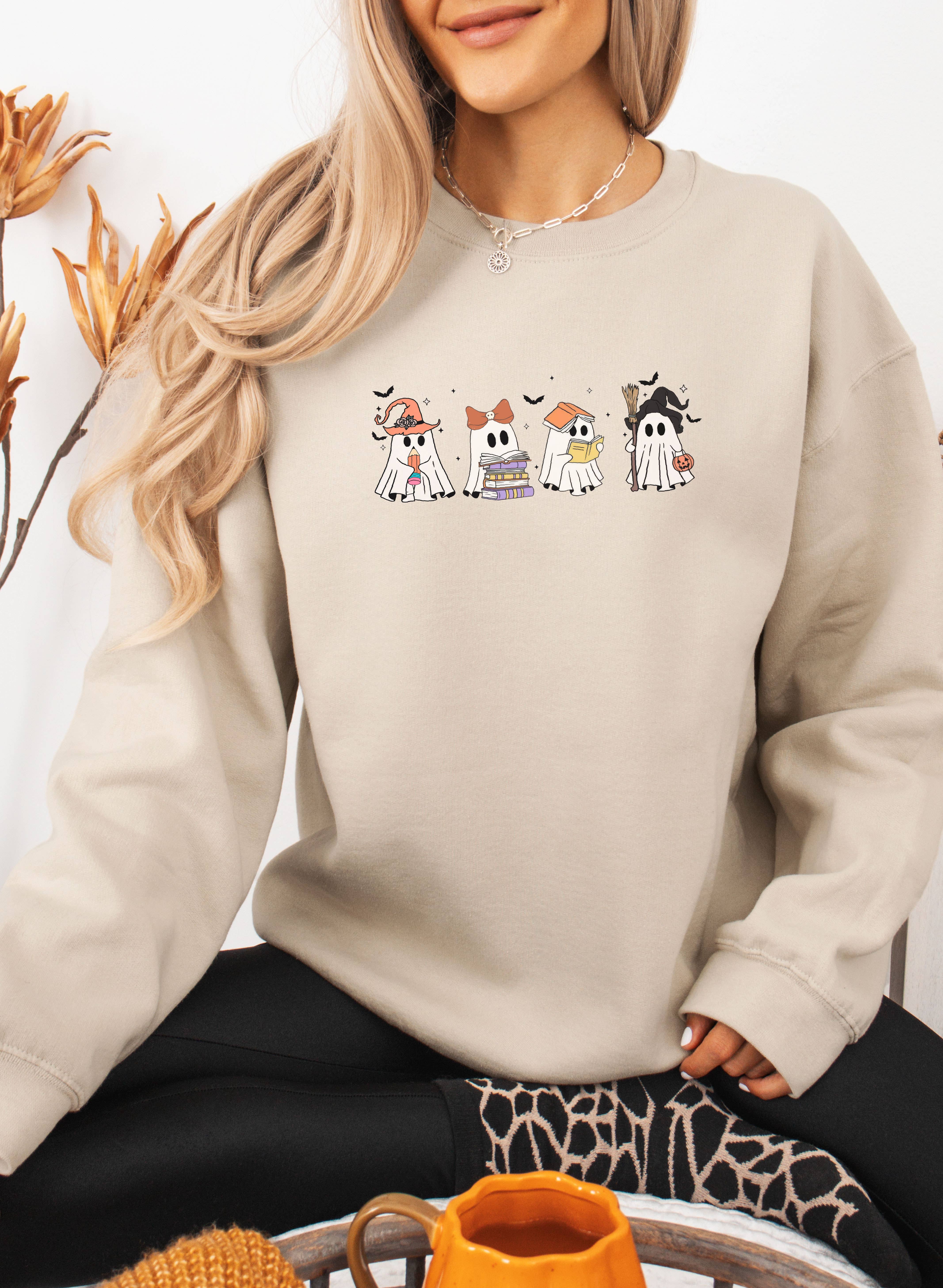 P E T I T R U E – Engroshandel Grafisk Sweatshirt - Dame – Halloween Crewneck Sweatshirt Spøgelser Læser Bøger Sjov3