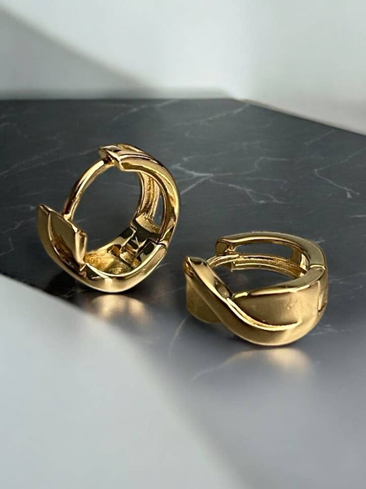 Små polerede 14k guldbelagte hoop-øreringe for engroshandel hos Divina Jewelry & Accessories LLC