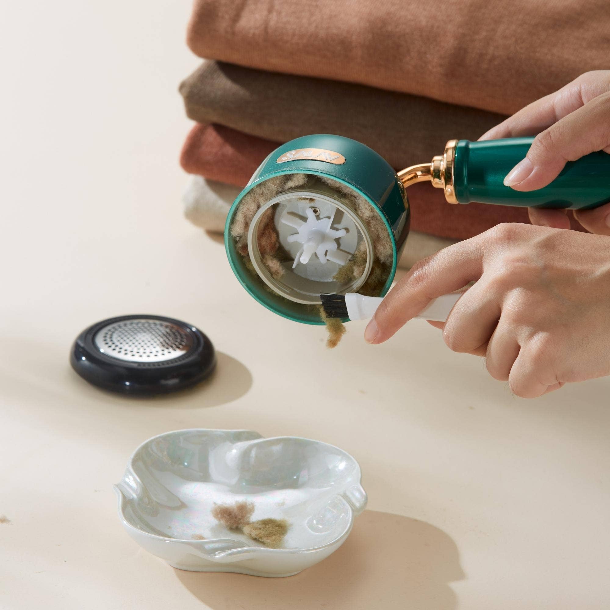 Salav-True & Tidy - Wholesale Lint Roller - Retro Edition Rechargeable Fabric Shaver and Lint Roller6