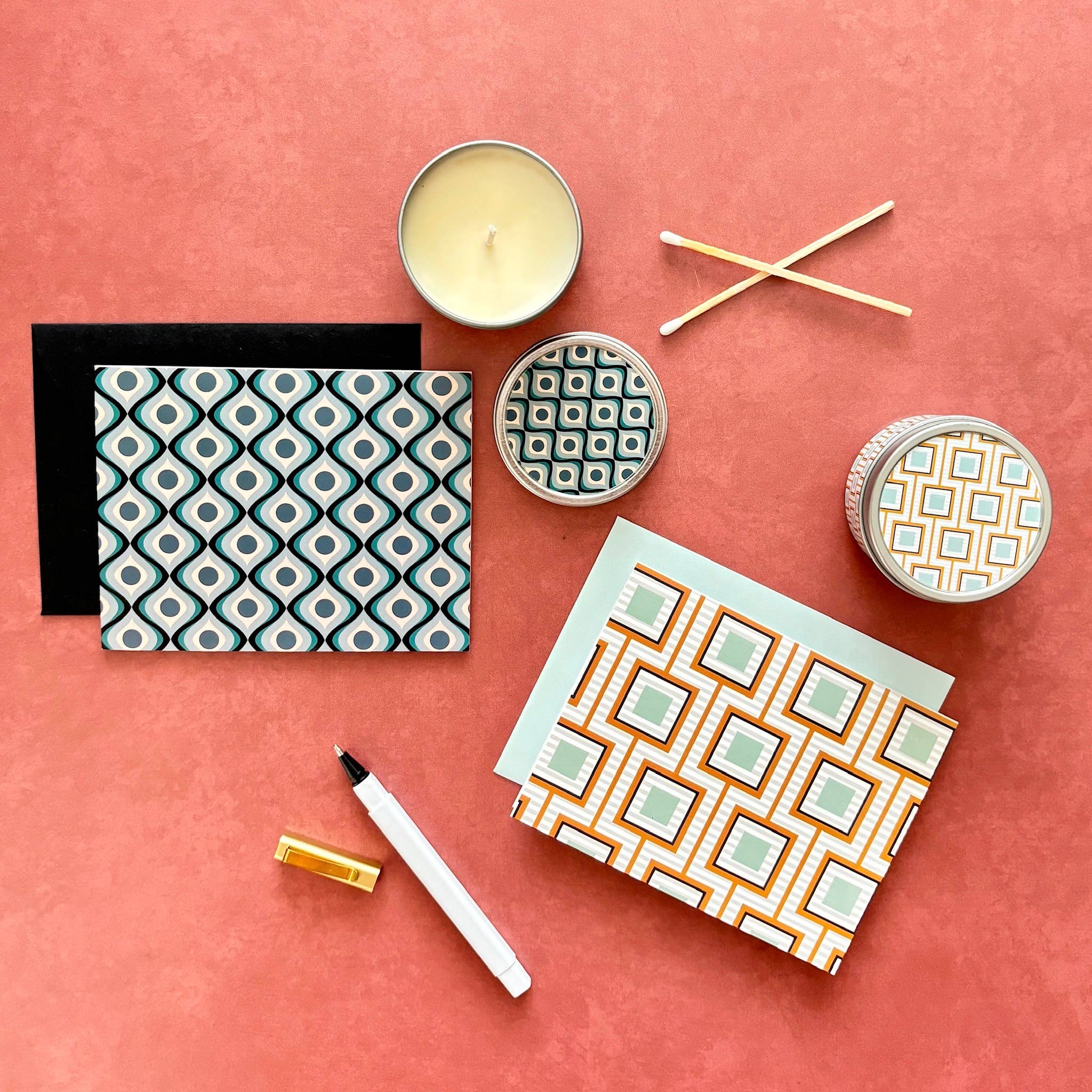 Mod Lounge Paper Company – Engroshandel Rejsestearinlys – Blå cirkel i bølger Moderne rejselys fra midten af århundredet2