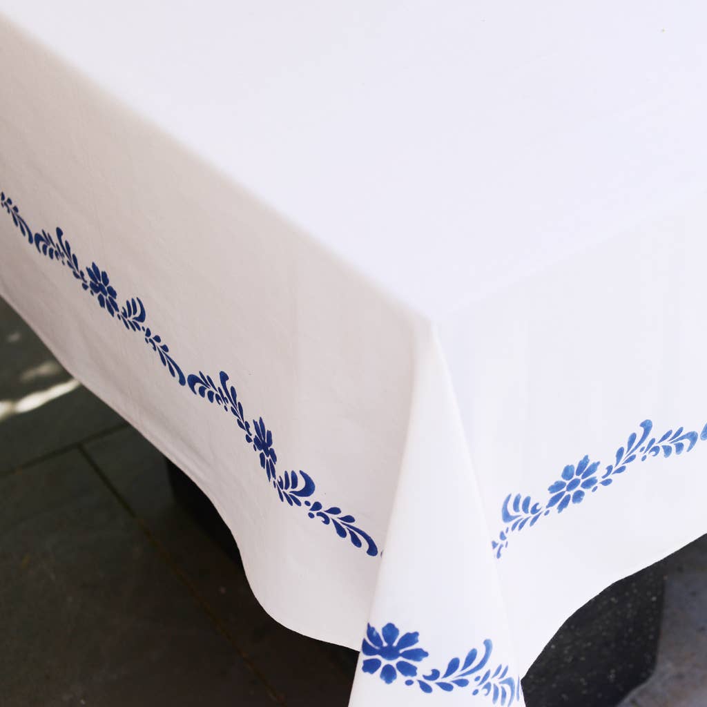 Blue & White Company – Engroshandel Dug – Hvid dug med navyblåt trykt kantmønster2