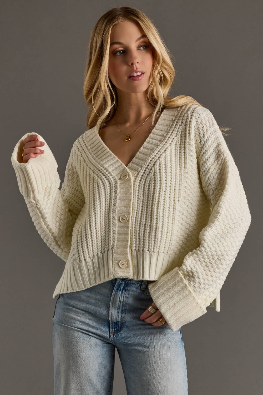 Panache Apparel Co. - Vente Cardigan – femme - Cardigan court en maille ivoire à boutons1