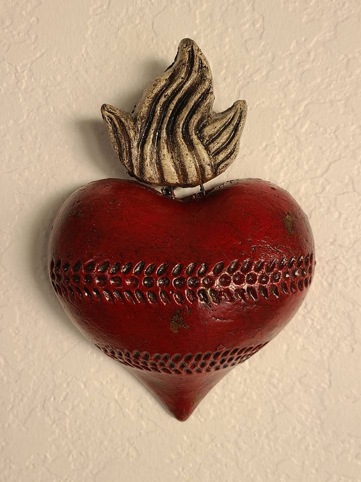 MXDH2 - Cœur mural en argile rouge d'art populaire avec flamme pour la vente par Contreras Designs