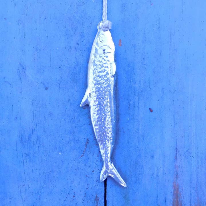 Tirador ligero de peltre sardinas, moldeado a mano con hoyuelos por William para venta al por mayor de William Sturt Fine Pewter