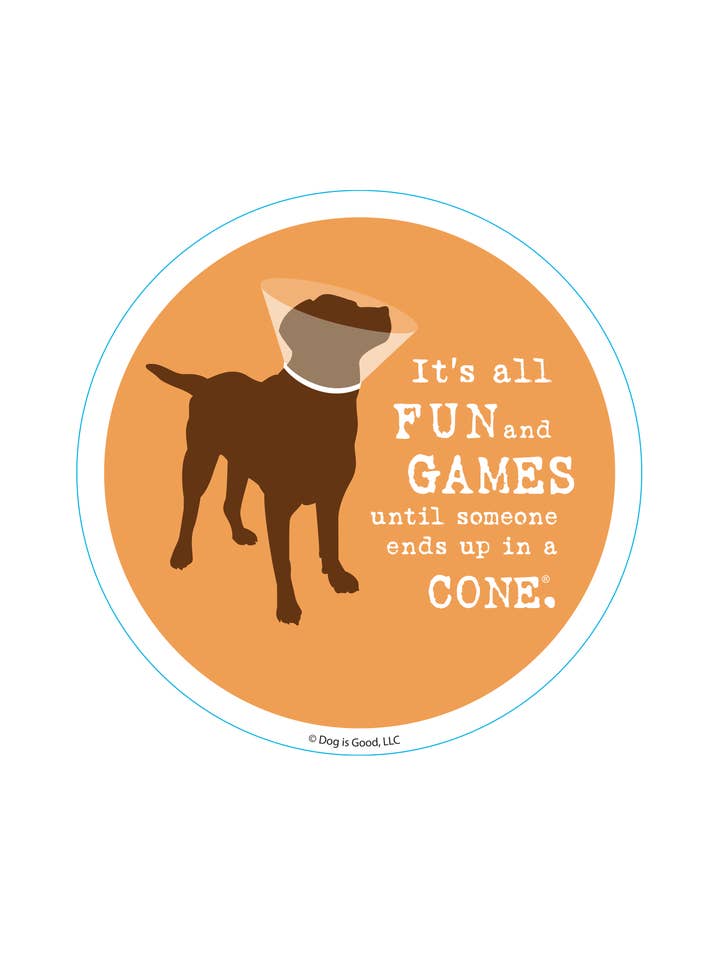 Adesivo: È tutto divertimento e giochi finché qualcuno non finisce in un cono® per la vendita all'ingrosso da parte di Dog is Good