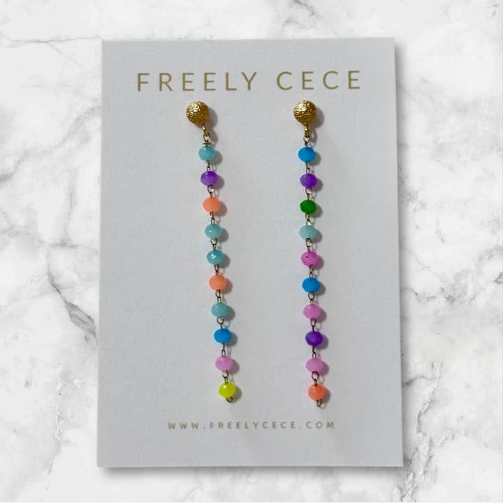Boucles d'oreilles en chaîne dorée multicolore avec perles pour la vente par Freely Cece LLC
