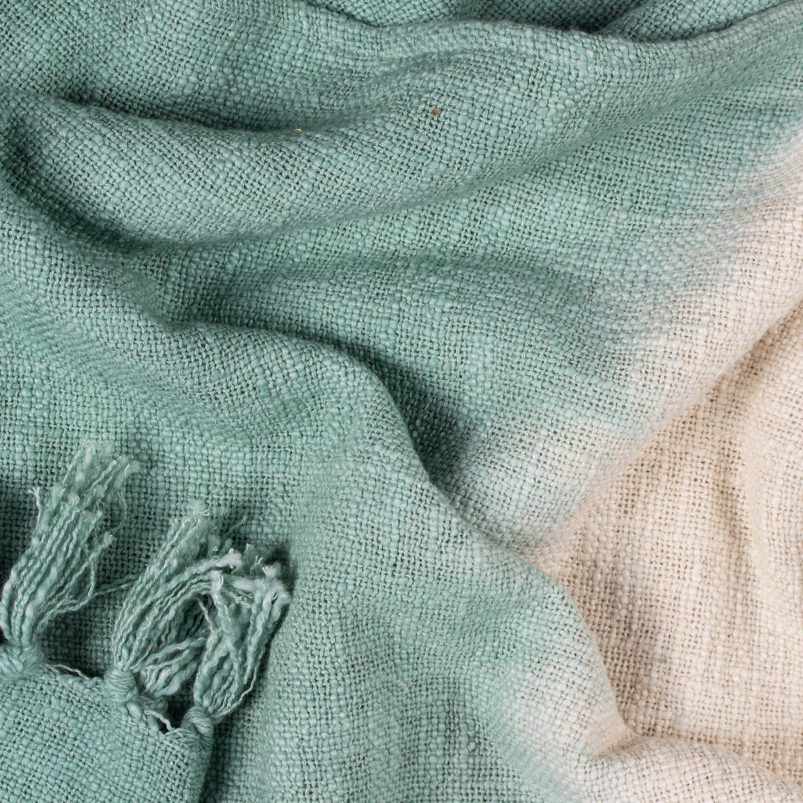 Eucalyptus Mizu dip-dye deken met franjes in eucalyptus voor groothandel op Faire1