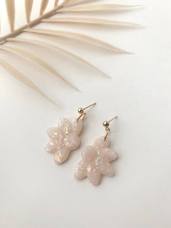 Orecchini pendenti con opale Abbie Jean per la vendita all'ingrosso da parte di Desert and Stone Jewelry