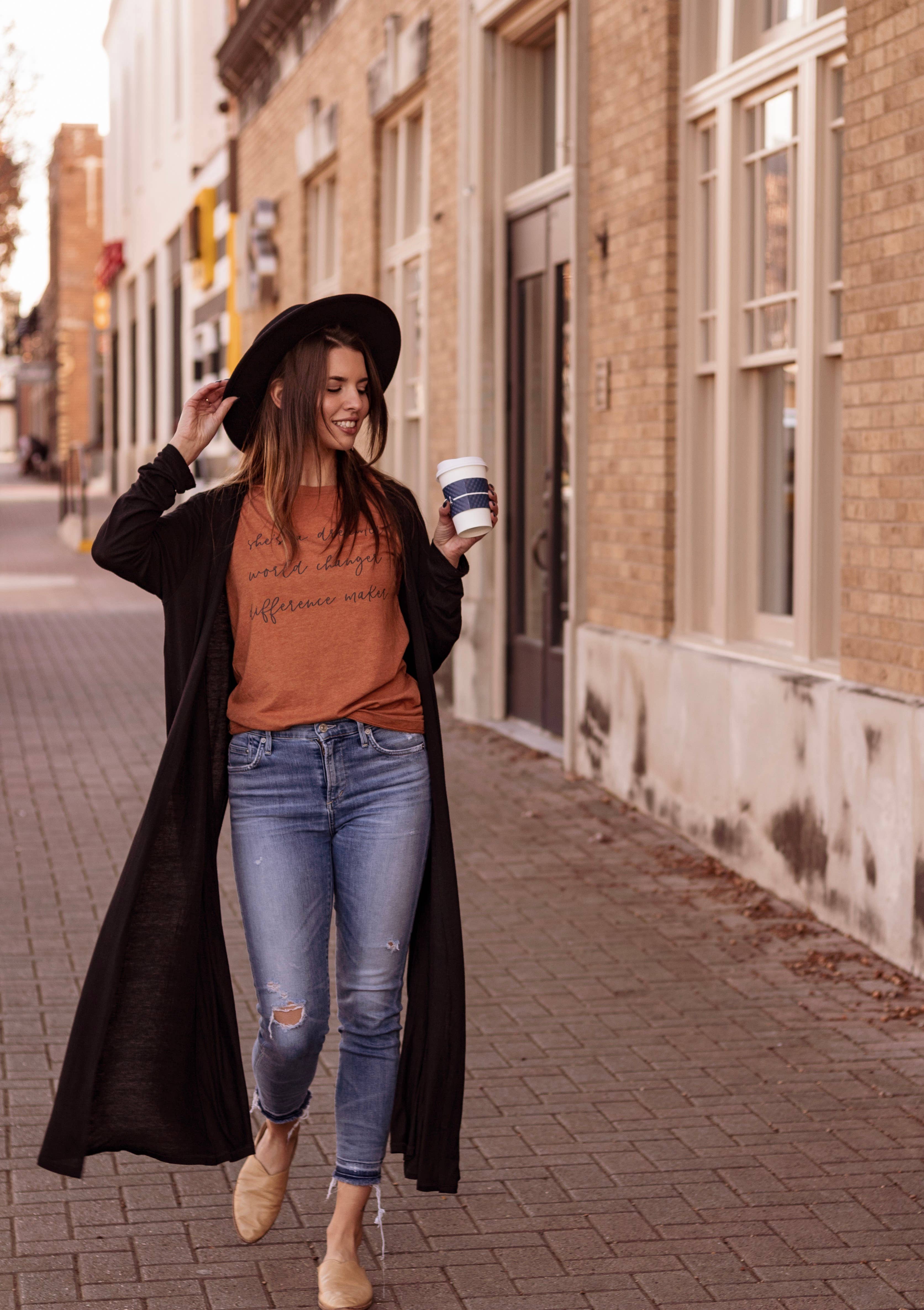 Crowned Free – Großhandel T-Shirt mit Siebdruck – Damen – Sie ist ein Dreamer-Tee3