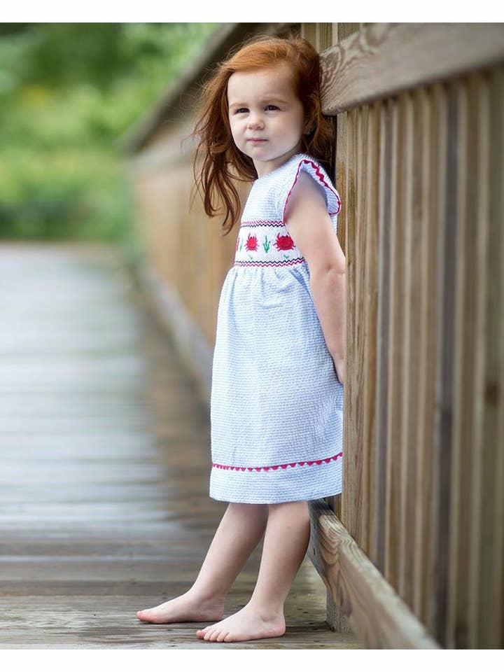 Robe rayée bleue pour petites filles - Crabes smockés à la main pour la vente par Julius Berger & Carriage Boutique