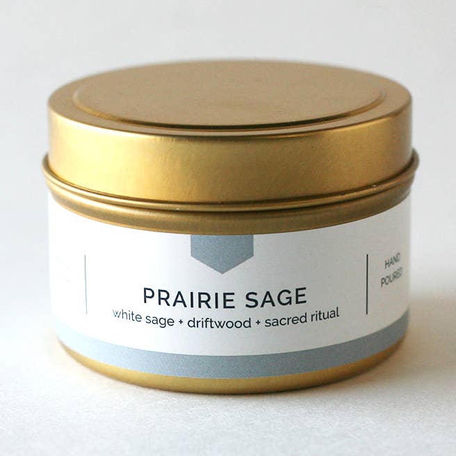 Candela di soia in latta da viaggio oro PRAIRIE SAGE - Salvia sacra e legno alla deriva, versata a mano (4 oz) per la vendita all'ingrosso da parte di Vacant Wheel