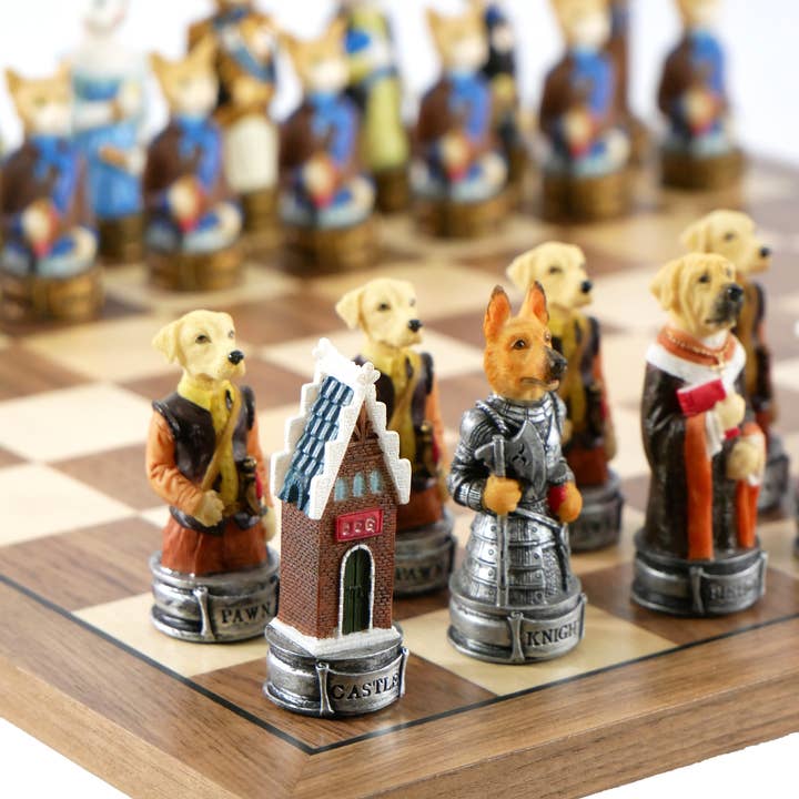 WorldWise Imports - Wholesale Bordspel - Schaakset - Cats & Dogs Resin Heren op Walnoot Esdoornbord1