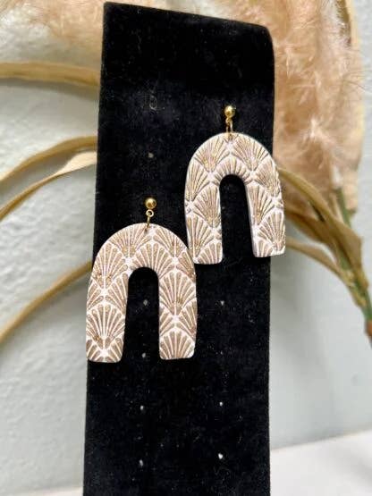 Deko-Ohrringe in Weiß und Gold für den Großhandel von Hold Fast Handmade